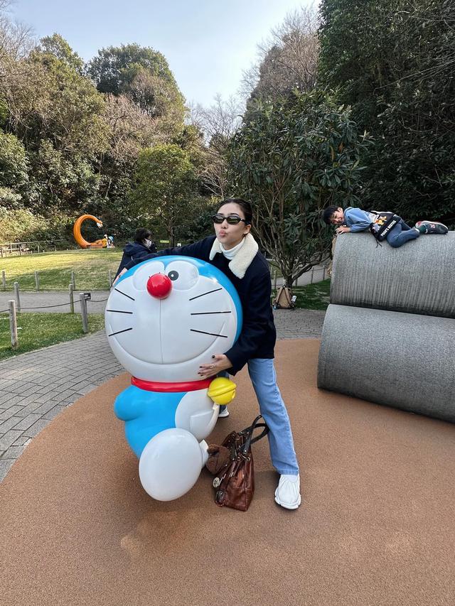 7 Potret Isyana Sarasvati dan Afgan di Jepang, Seru Main Bareng Doraemon
