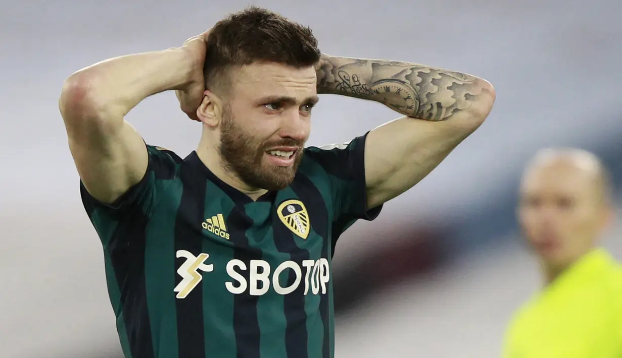 Stuart Dallas. Bek sayap yang juga dapat beroperasi sebagai gelandang ini sangat diandalkan musim lalu. Terbukti ia tidak pernah absen di seluruh laga Premier League bersama Leeds United musim lalu. (Foto: AFP/Pool/Ian Walton)