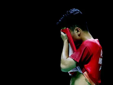 Pebulu tangkis tunggal putra Indonesia, Anthony Sinisuka Ginting saat bertanding melawan Viktor Axelsen (Denmark) pada Semifinal Indonesia Masters 2022 di Istora Senayan, Jakarta, Sabtu (11/6/2022). Anthony Sinisuka Ginting gagal melaju ke final Indonesia Masters 2022. (Liputan6.com/Helmi Fithriansyah)