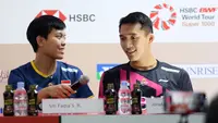 Tunggal putra andalan Indonesia, Jonatan Christie (kanan) siap tampil maksimal di Indonesia Open 2023. (Bola.com/Bagaskara Lazuardi)