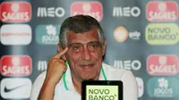 KOMENTAR - Pelatih Timnas Portugal Fernando Santos mengomentari gol Miguel Veloso yang terjadi di menit akhir. ( REUTERS/Arben Celi)
