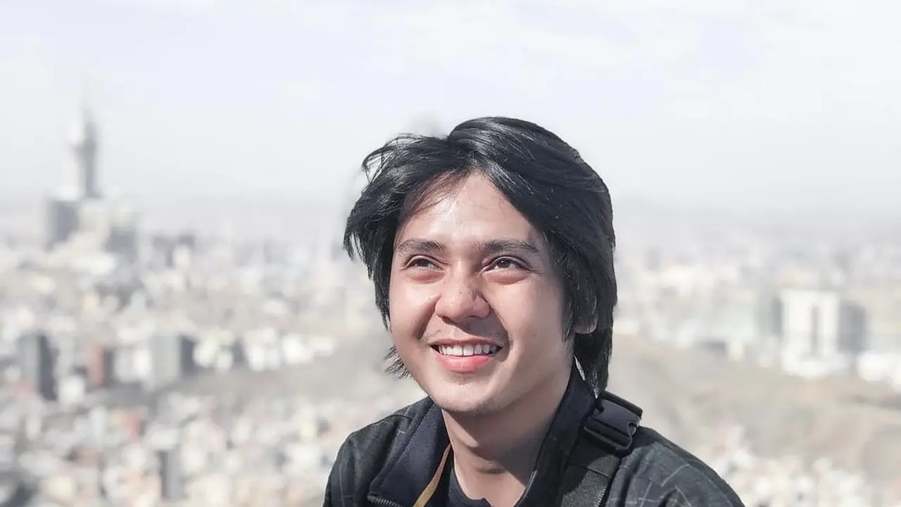 7 Transformasi Arbani Yasiz dari Anak Kecil Menggemaskan hingga Tampan Rupawan