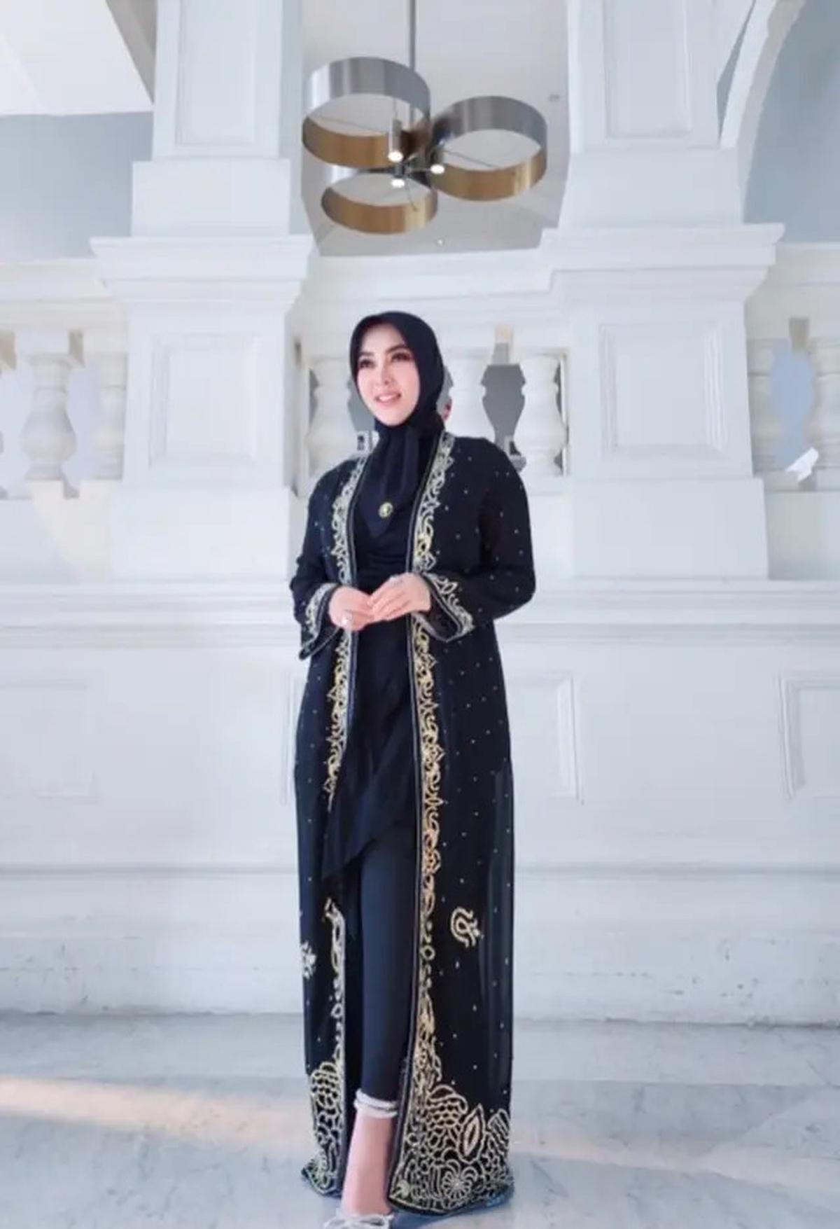 10 Inspirasi Padu Padan Atasan Hitam ala Syahrini, Tampil Menawan di Berbagai Kesempatan
