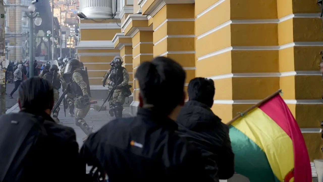 Polisi militer di istana kepresidenan Bolivia dalam upaya kudeta militer. (AP/Juan Karita)