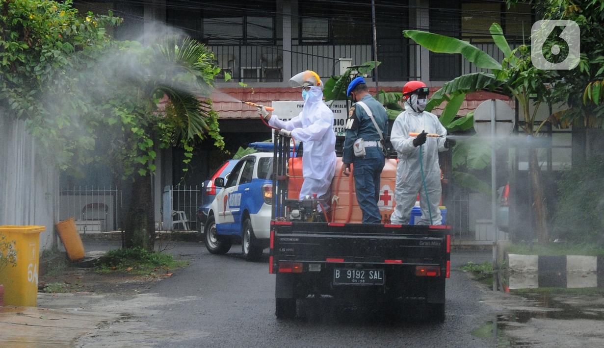 Petugas PMI melakukan penyemprotan disinfektan di RW 09 Kompleks TNI AL Gandaria, Jakarta Selatan, Senin (14/2/2022). Penyemprotan yang difasilitas Satgas Covid 19 Lantamal III TNI AL tersebut dilakukan untuk mencegah penyebaran COVID-19 varian Omicron. (merdeka.com/Arie Basuki)
