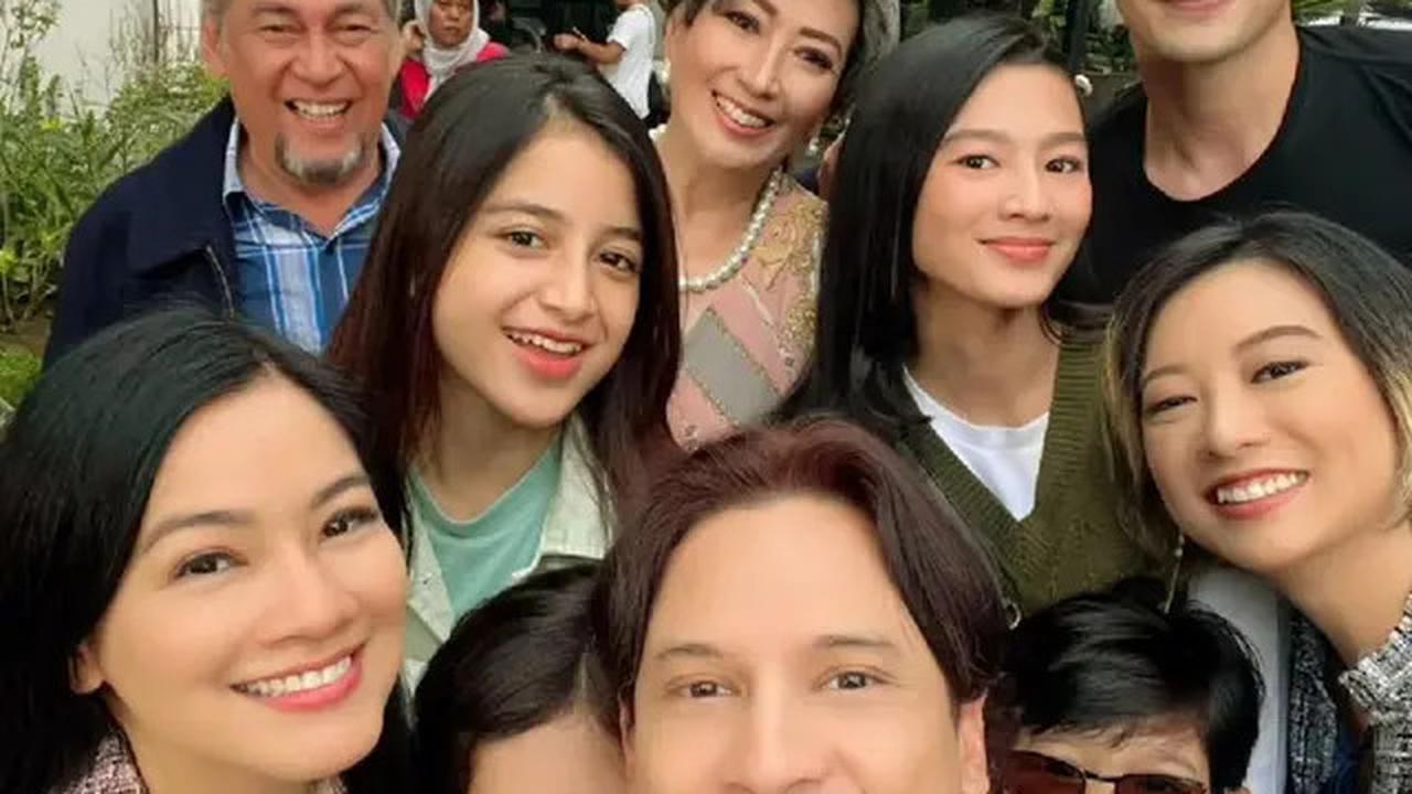 6 Potret Kenangan Joshua Pandelaki dengan Rekan Selebriti, Artis Senior yang Hangat