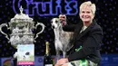 Yvette Short berpose dengan "Collooney Tartan Tease" (Tease), the Whippet, pemenang kompetisi Best in Show pada hari terakhir Crufts dog show 2018 di National Exhibition Centre di Birmingham, Inggris (11/3). (AFP Photo/Oli Scarff)