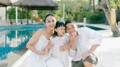 Inne Azri merupakan aktris yang sudah lama menghiasi layar kaca di Indonesia. Mengawali karier sejak masih muda, hingga kini di usianya yang hampir kepala empat masih eksis melakoni peran drama kolosal. Selain itu ia dikenal dengan perannya di banyak judul FTV bertema religi. (Liputan6.com/IG/@inneazri)