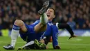 Gelandang Chelsea, Eden Hazard, terjatuh ditekel pemain Watford, Valon Behrami, pada laga Premier League. (Reuters/Tony O'Brien)