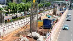 Kondisi pembangunan LRT Jabodebek di kawasan Kuningan, Jakarta, Selasa (26/9). Pembangunan LRT (Light Rail Transit) Cawang-Dukuh Atas pada ruas Jalan HR Rasuna Said saat ini sudah sampai pada pengecoran tiang pancang. (Liputan6.com/Helmi Afandi)