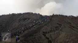 Ribuan wisatawan mengantre naik dan berada di puncak Gunung Bromo, Taman Nasional Bromo Tengger Semeru, Jawa Timur, Kamis (21/7). Meski berstatus waspada, intensitas kunjungan ke Gunung Bromo justru meningkat. (Liputan6.com/Helmi Fithriansyah) 