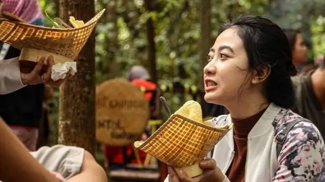 Di pasar Wit-witan tempat makanan tidak  boleh terbuat dari plastik karena konsepnya  pasar kuliner ramah lingkungan (Istimewa)