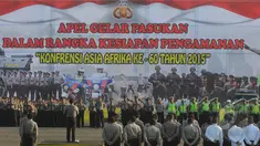 Polda Metro Jaya melakukan apel gelar pasukan dalam rangka pengamanan KAA ke-60 tahun 2015 di kawasan Monas, Jakarta, Rabu (8/4/2015). KAA sendiri akan dilaksanakan pada 18-24 April 2015 mendatang di Jakarta dan Bandung. (Liputan6.com/Herman Zakharia)