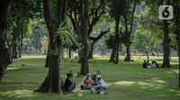 Sejumlah pengunjung bersantai di Lapangan Banteng, Jakarta, Sabtu (23/10/2021). Pemerintah Provinsi DKI Jakarta akan membuka 59 ruang terbuka hijau (RTH). (Liputan6.com/Faizal Fanani)
