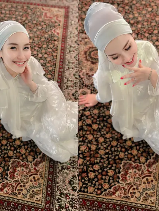 Tampil cantik menawan, Ayu memilih gamis bercorak floral yang cantik berwarna putih satin, dipadu dengan turban yang juga berwarna putih. [Foto: Instagram/ayutingting92]