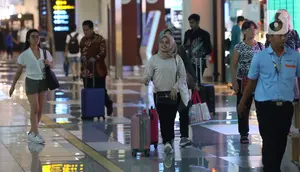 Calon penumpang berjalan di Terminal 3 Bandara-Soekarno Hatta, Tangerang, Banten, Minggu (22/12/2019). Manajemen Bandara Soekarno-Hatta menyiapkan 478 pesawat ekstra untuk mengantisipasi lonjakan penumpang saat mudik libur Natal dan Tahun Baru. (Liputan6.com/Angga Yuniar)