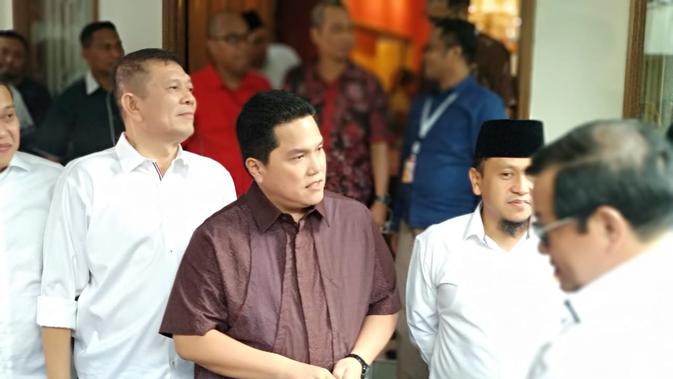 Erick Thohir tiba di Posko Tim Kampanye Nasional (TKN) Jokowi-Ma'ruf Amin di Jalan Cemara, Jakarta Pusat, Jumat (7/9/2018). (Liputan6.com/Putu Merta Surya Putra)