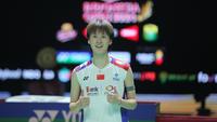 Pebulu tangkis tunggal putri China, Chen Yu Fei sukses melangkah ke partai final turnamen bulu tangkis Indonesia Open 2024 setelah mengalahkan wakil Spanyol, Carolina Marin dengan rubber game 21-11, 17-21 dan 21-13 pada laga semifinal di Istora Senayan, Jakarta, Sabtu (8/6/2024). Chen Yu Fei yang berstatus juara bertahan sudah ditunggu wakil Korea Selatan, An Se-young di partai final yang akan digelar Minggu (9/6/2024). Jika mampu juara, Chen Yu Fei akan bergabung dengan 4 pemain lain yang pernah back to back menjuarai Indonesia Open, yaitu Susi Susanti, Xie Xing Fang, Saina Nehwal dan Li Xue Rui. (Bola.com/Syahkist Afi Daib)