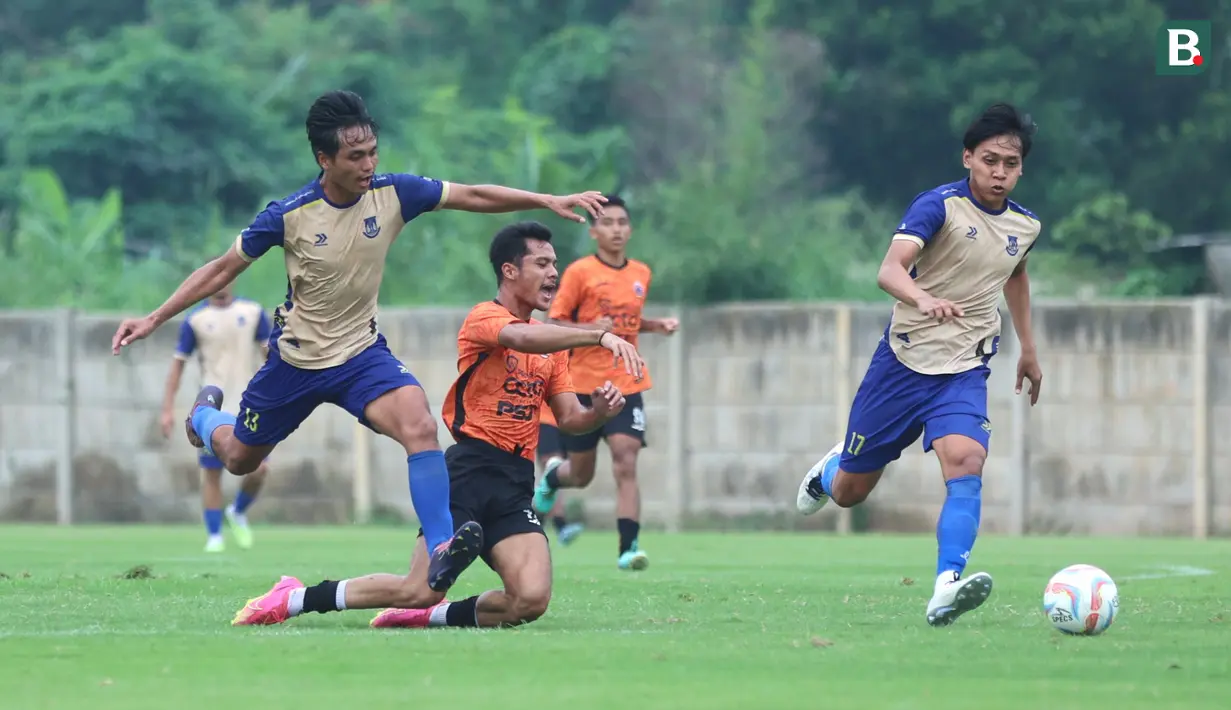 Pemain Persija Jakarta, Aji Kusuma, terjatuh saat melawan Persikota Tangerang dalam uji coba di Nirwana Park, Sawangan, Depok, Kamis (15/2/2024). (Bola.com/M Iqbal Ichsan)
