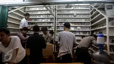 Petugas memeriksa tempat produksi VCD dan DVD bajakan di Plaza Glodok, Jakarta, Rabu (24/6). Penggerebekan dilakukan karena pabrik sekaligus tempat penjualan DVD terbesar di DKI Jakarta itu masih beroperasi selama Ramadan. (Liputan6.com/Faizal Fanani)