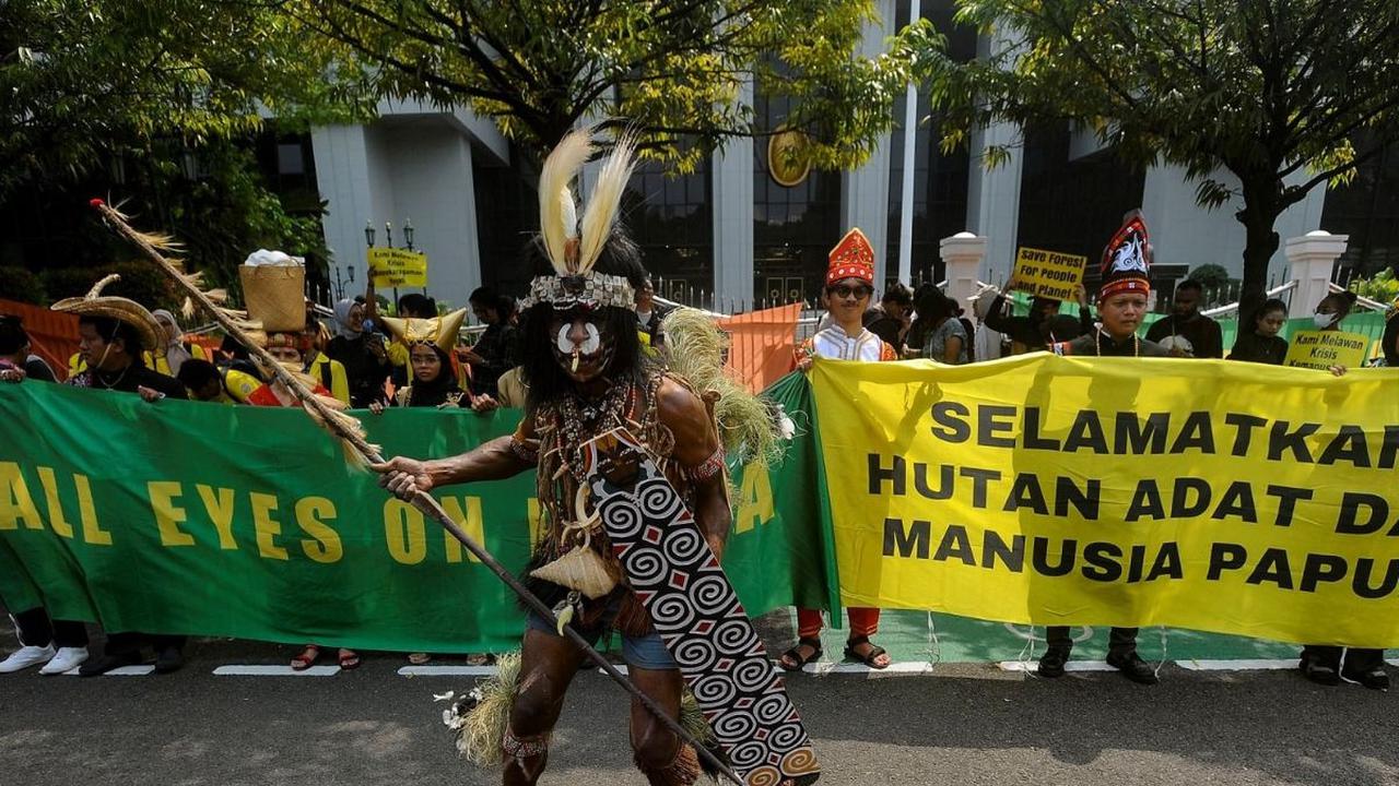 Dalam aksinya, mereka menggelar aksi unjuk rasa untuk menyuarakan penolakan terhadap ekspansi kelapa sawit yang mengancam keberadaan hutan adat mereka. Foto: merdeka.com / Arie Basuki<br>