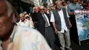 Seorang kakek tampil necis ketika melakukan long march bersama para pensiunan ke kantor Perdana Menteri Alexis Tsipras, di Athena, Senin (3/10). Aksi ini untuk memprotes pemotongan tunjangan pensiun oleh pemerintah Yunani. (REUTERS / Alkis Konstantinidis)