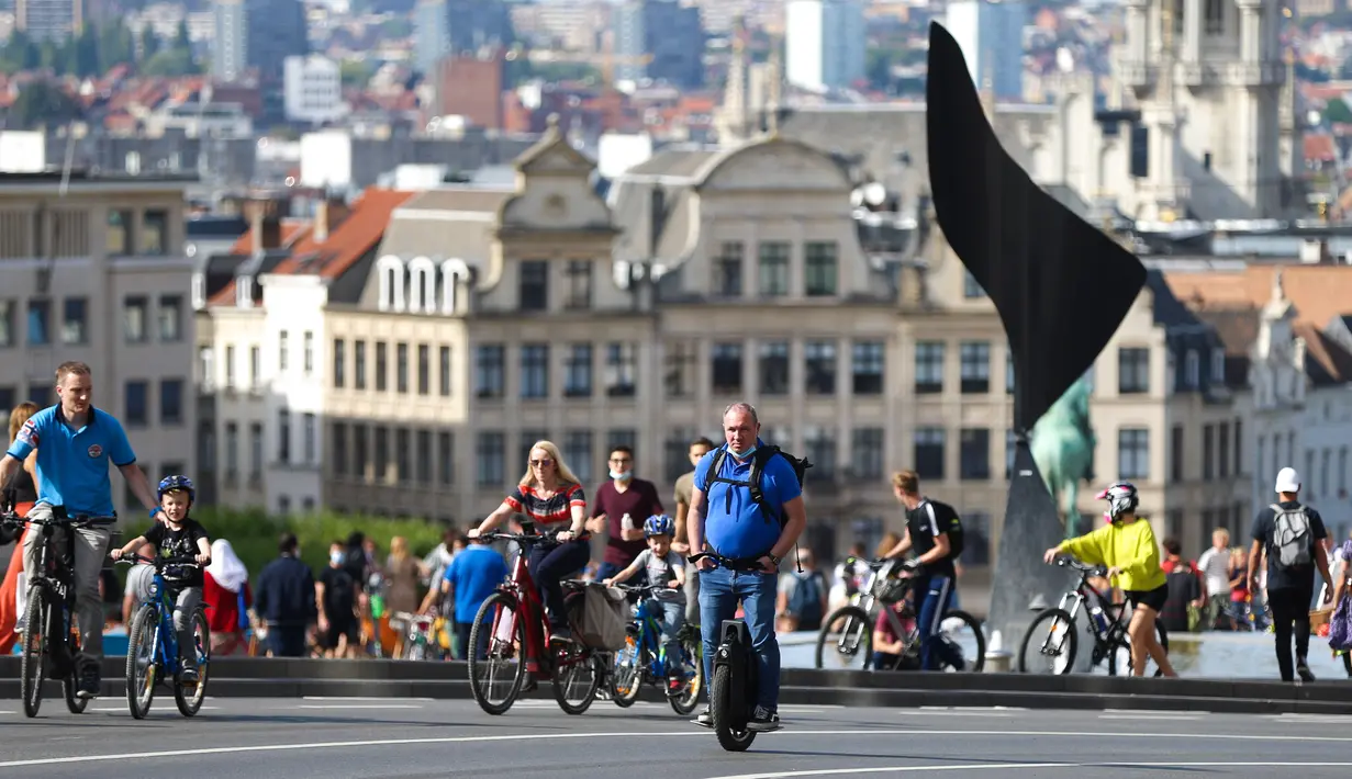 Orang-orang terlihat di sebuah jalan dalam acara Hari Minggu Bebas Kendaraan Bermotor (Car Free Sunday) di Brussel, Belgia, pada 20 September 2020. (Xinhua/Zheng Huansong)