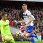 Kiper Stoke City Jack Butland menghentikan tembakan striker Arsenal Pierre-Emerick Aubameyang  saat pertandingan Liga Inggris di Stadion Emirates, London (4/1). (AFP Photo/Oliver Greenwood)