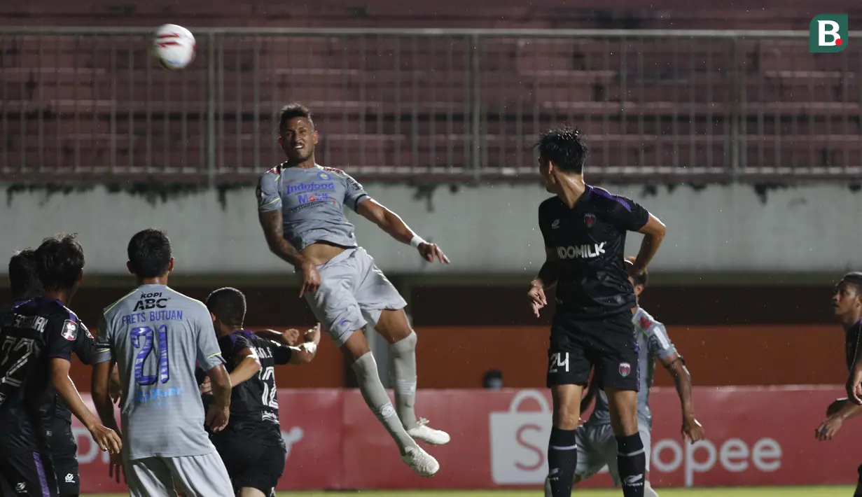 Striker Persib Bandung, Wander Luiz pun beberapa kali mengancam barisan pertahanan dengan duel  udara maupun permainan individu yang apik. (Bola.com/Ikhwan Yanuar)