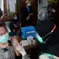 Vaksinasi booster untuk lansia di Surabaya. (Dian Kurniawan/Liputan6.com)
