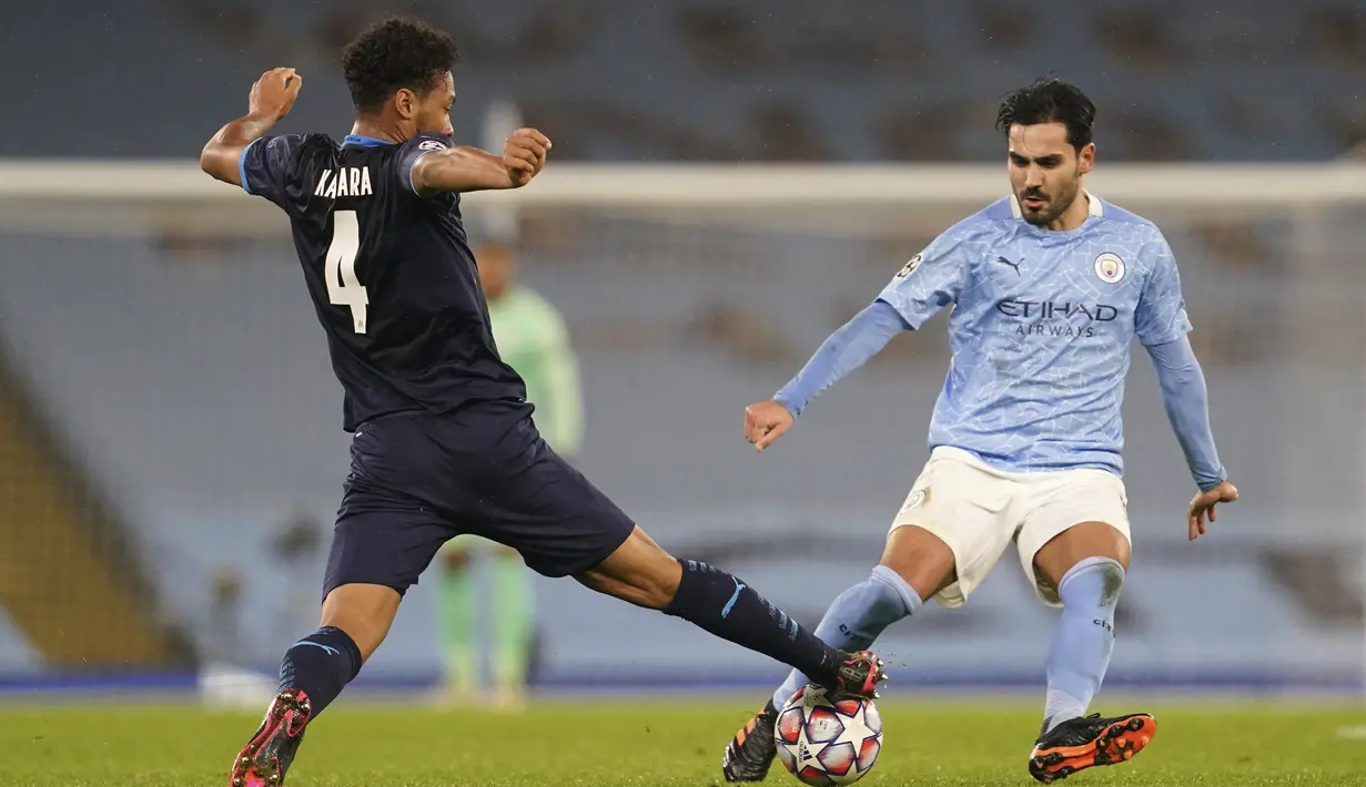 Gelandang Manchester City, Ilkay Gundogan berebut bola dengan gelandang Marseille, Boubacar Kamara pada pertandingan lanjutan Grup C Liga Champions di stadion Etihad di Manchester di London, Kamis (10/12/2020). City menang telak 3-0 atas Marseille. (AP Photo/Jon Super)