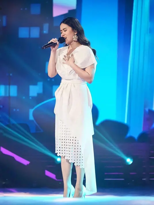 Wanita yang juga dikenal sebagai  wedding singer ini selalu menampilkan penampilan terbaiknya. Saat di atas panggung, Melisa Hartanto mampu menghipnotis penontonnya dengan penampilan dan suara merdunya. 
(Liputan6.com/IG/@melisahart_)
