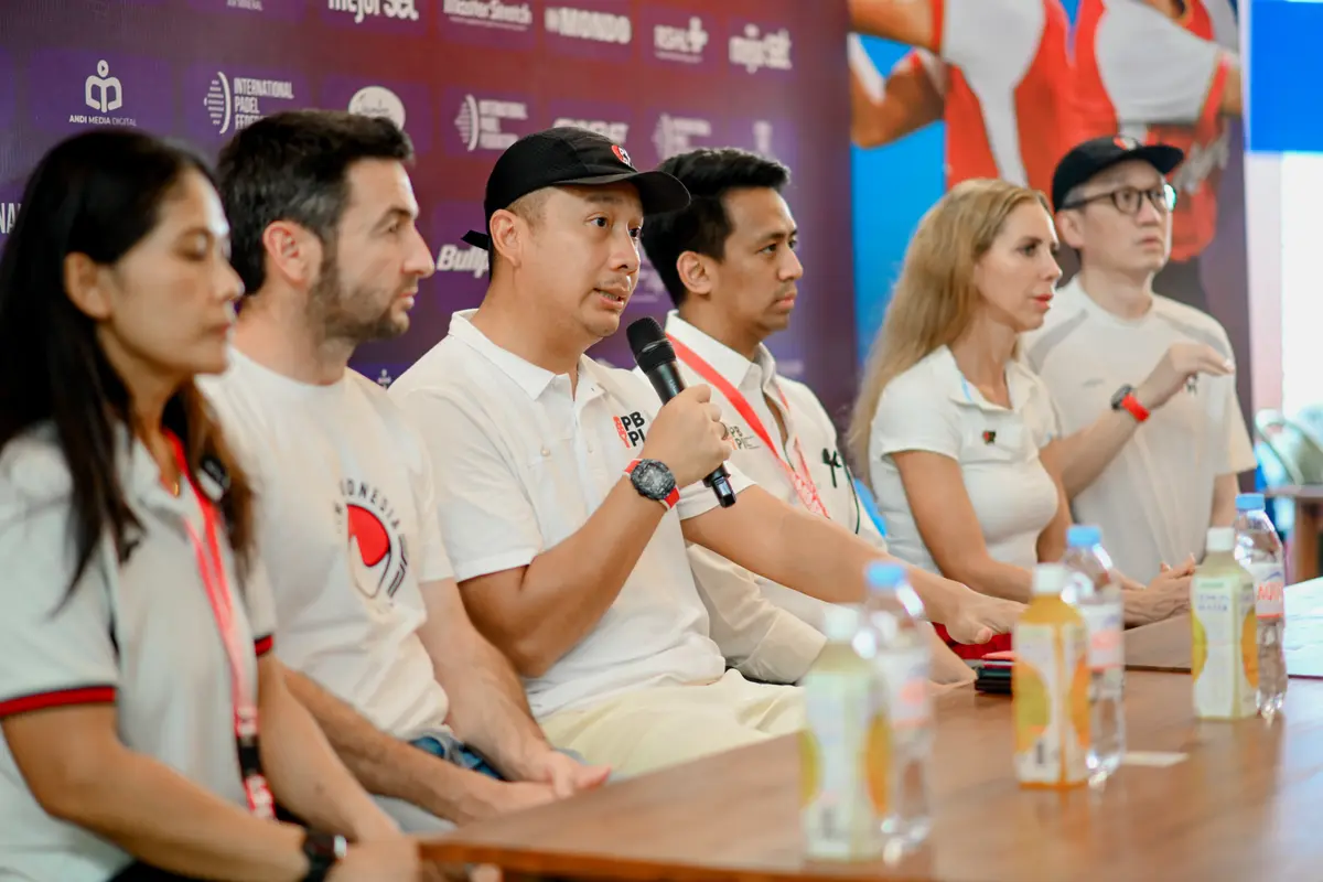 Ketua PBPI Galih Kartasasmita mengumumkan Ari Moya dan Denise Hoefer sebagai pelatih dan penasehat teknis timnas padel