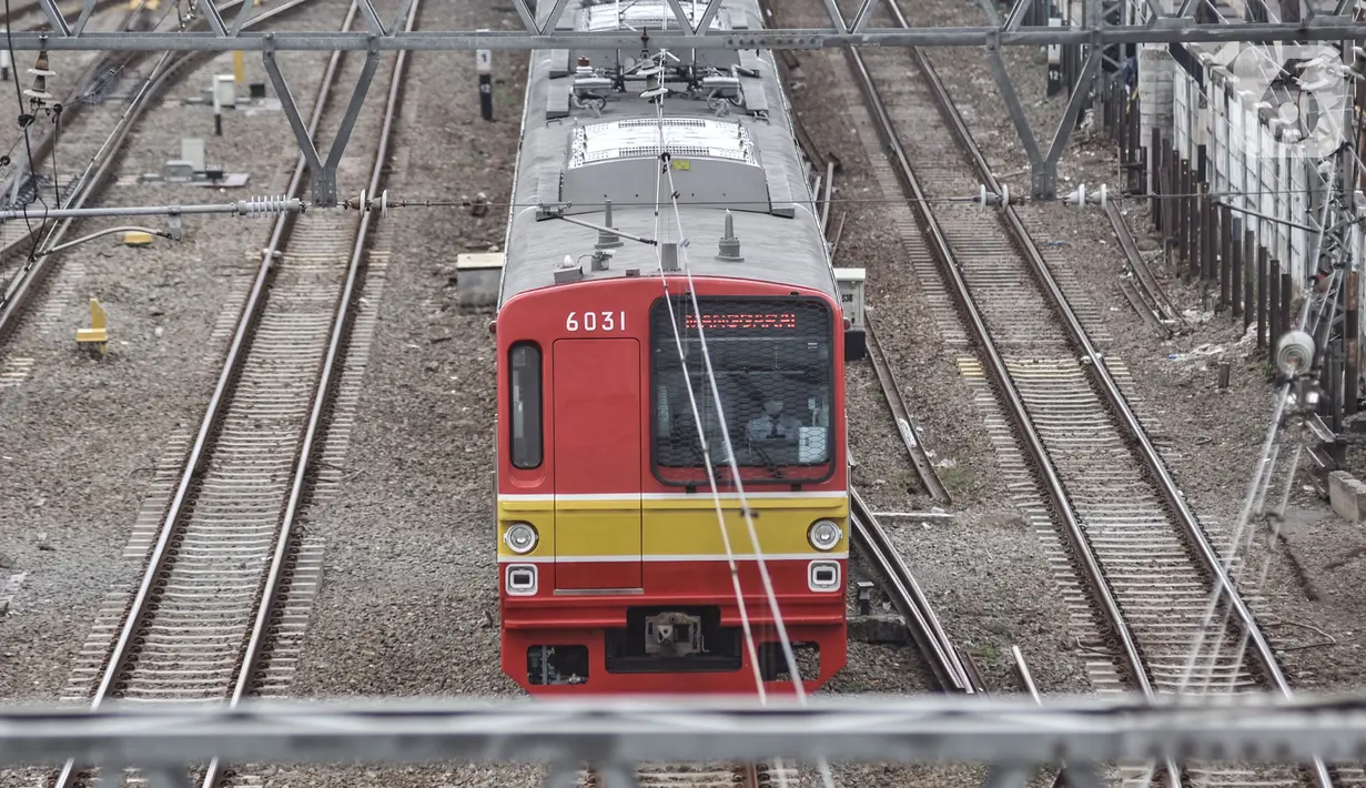 Kereta Commuter Line melintas di Stasiun Jatinegara, Jakarta, Senin (19/10/2020). Meski kembali normal, PT KCI tetap membatasi jumlah penumpang, yakni 74 orang per kereta atau 40 persen dari kapasitas dan mengimbau patuh protokol kesehatan sesuai aturan PSBB. (merdeka.com/Iqbal S. Nugroho)