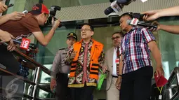 Mantan Ketua DPD, Irman Gusman berjalan keluar Gedung KPK, Jakarta, Selasa (11/10). Irman menolak diperiksa penyidik KPK karena sedang mengajukan praperadilan terhadap penetapan dirinya sebagai tersangka kasus kuota gula impor. (Liputan6.com/Helmi Afandi)