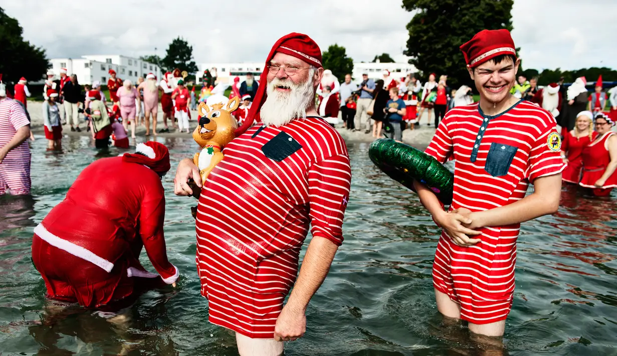 Sinterklas dari seluruh dunia berkumpul pada hari kedua Konvensi Musim Panas Sinterklas ke-59 di Kopenhagen, Denmark, 19 Juli 2016. Mereka memulai hari dengan berenang di pantai Bellevue. (Mathias Loevgreen Bojesen/Scanpix Denmark/AFP)