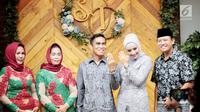 Aktris Shinta Bachir bersama anggota DPRD Sidrap, Idham Masse memperlihatkan cincin saat acara lamaran di Jakarta, Sabtu (8/9). Sekedar diketahui, Shinta Bachir berstatus janda dengan satu anak, setelah diceraikan Edi Suyitno. (Liputan6.com/Faizal Fanani)