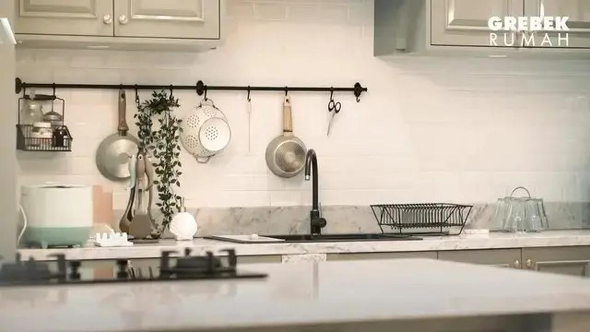 Potret Dapur Rumah Mewah Arie Untung dan Fenita, Model Desain Elegan dengan Pintu Rahasia