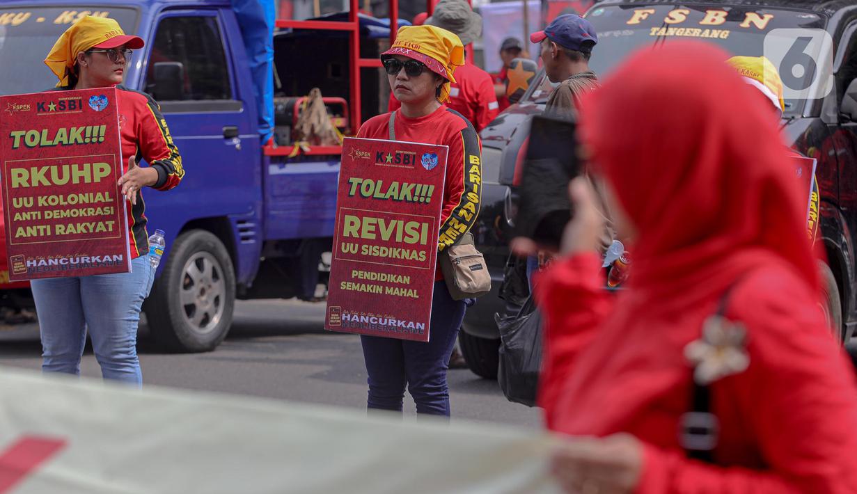 Massa buruh yang tergabung dalam Gerakan Buruh Bersama Rakyat (GEBRAK) menggelar demo di kawasan di Patung Kuda, Jakarta Pusat, Kamis (20/10/2022). Massa aksi juga tampak membawa sejumlah atribut, mulai spanduk hingga poster. (Liputan6.com/Faizal Fanani)