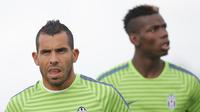  Pemain Juventus Carlos Tevez (kiri) dan Paul Pogba (MARCO BERTORELLO/AFP)