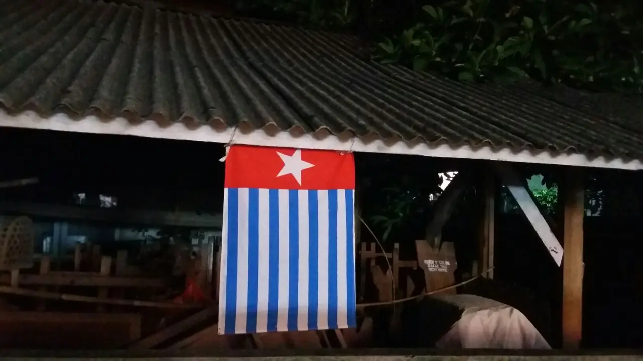 Bendera OPM Berkibar di Depan SDN 4 Kuta