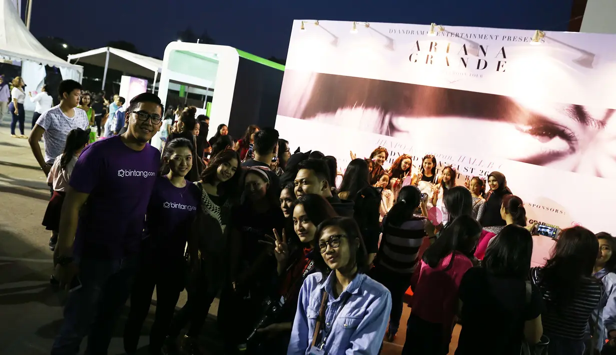 Ada 5 lagu yang menjadi favorit Anisa Rahma 'Honeymoon Avenue, Problem, One Last Time, Tattooed Heart dan Break Free. Tapi, selain itu, banyak banget yang aku suka,' jelas Anisa. (Galih W. Satria/Bintang.com)