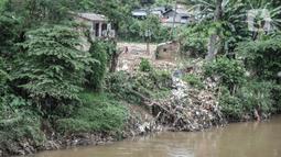 Aktivitas warga di dekat lokasi pembebasan lahan untuk proyek Normalisasi Ciliwung di Rawajati, Jakarta Selatan, Rabu (9/11/2022). Anggaran Normalisasi Ciliwung ini akan dialokasikan untuk pembebasan lahan dalam program pengendalian banjir. (merdeka.com/Iqbal S Nugroho)