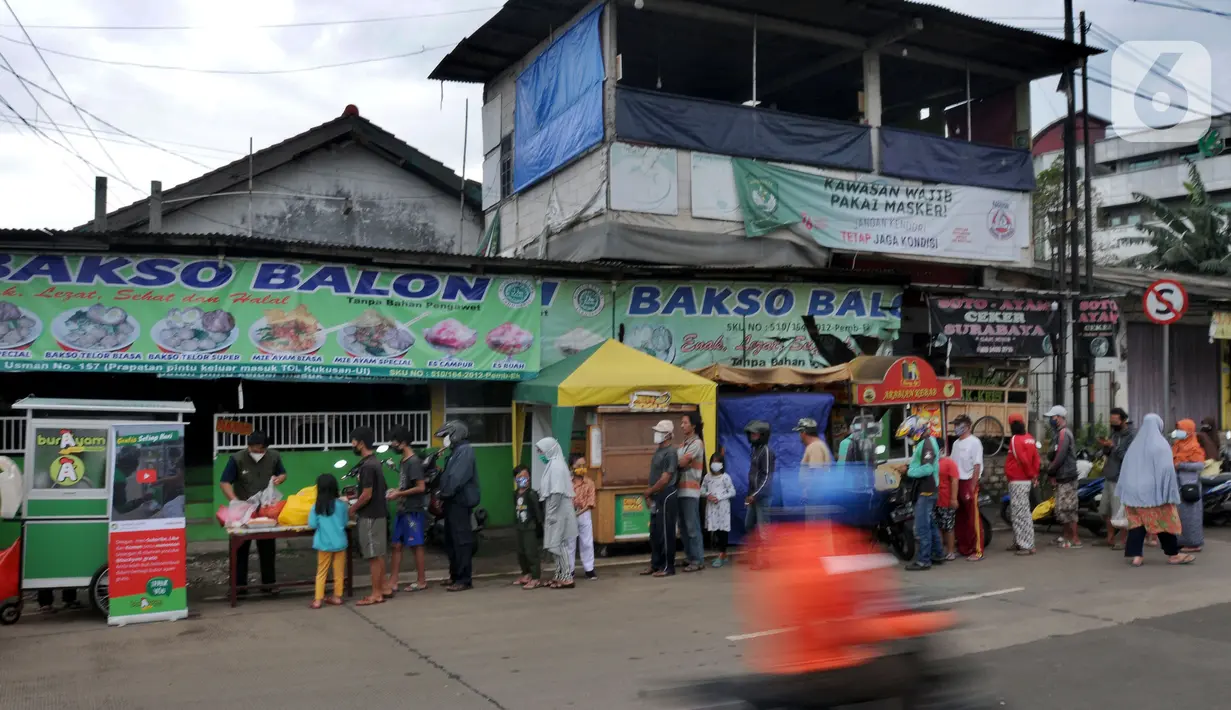 <p>Warga mengantre untuk mendapatkan bubur gratis di kawasan pintu keluar tol Kukusan Depok, Jawa Barat, Kamis (20/1/20222). Sudah hampir lima bulan ini, setiap pagi pukul 07.30 dibagikan sekitar 100 porsi bubur kepada warga. (merdeka.com/Arie Basuki)</p>