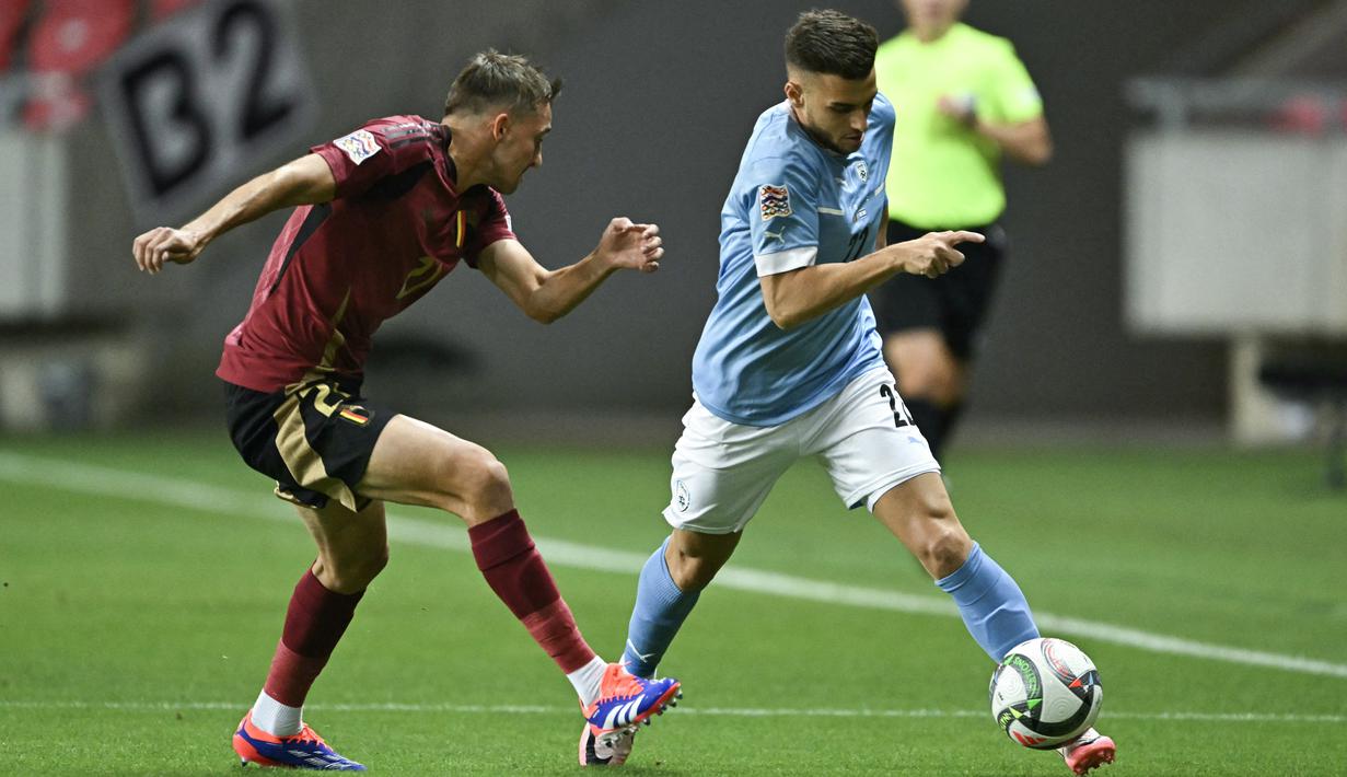 <p>Israel sempat menyamakan skor berkat gol bunuh diri Timothy Castagne. (Attila KISBENEDEK / AFP)</p>