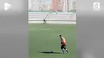 Lionel Messi tak terduga memperlihatkan kemampuannya melakukan nutmeg atau 'ngolongin' jurnalis yang sedang siaran langsung.