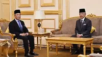 Raja Malaysia Al-Sultan Abdullah Ri'ayatuddin Al-Mustafa Billah Shah (kanan) memberikan audiensi kepada Perdana Menteri Muhyiddin Yassin untuk pertemuan pra-Kabinet di Istana Negara pada 21 Oktober 2020. (Foto: Facebook / Istana Negara)