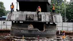Pekerja melakukan pembongkaran bagian bawah Patung Pemuda Membangun, Senayan, Jakarta, Kamis (29/5/2014) (Liputan6.com/Faizal Fanani)