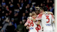 Pemain Napoli, Victor Osimhen, merayakan gol ke gawang cremonese bersama rekannya pada laga Liga Italia di Stadion Diego Armando Maradona, Minggu (12/2/2023). Napoli menang tiga gol tanpa balas atas cremonese. (Alessandro Garofalo/LaPresse via AP)