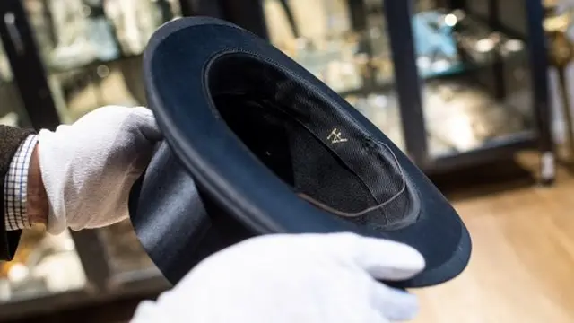 Topi silinder milik Adolf Hitler. (Matthias Balk/AP/AFP)
